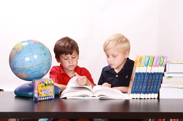 Niños estudiando academia cumbre